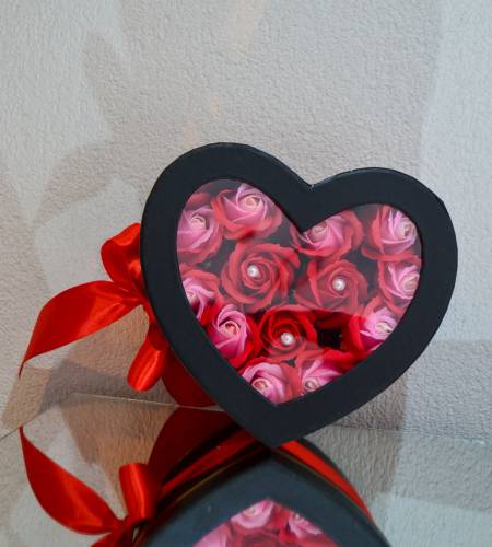 Χάρτινο κουτί καρδιά με soap flowers  Τ204
